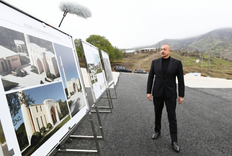 Prezident Hadrutda yeni məscidin təməlini qoyub -