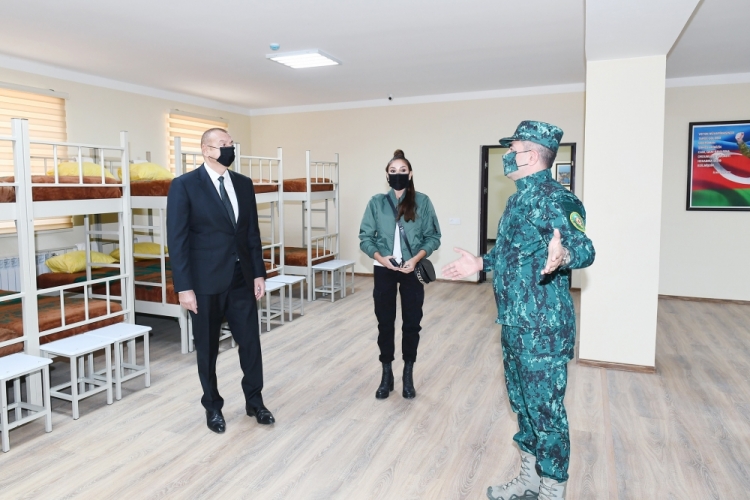 Prezident və xanımı DSX-nin yeni hərbi hissə kompleksinin açılışında -