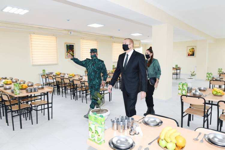 Prezident və xanımı DSX-nin yeni hərbi hissə kompleksinin açılışında -
