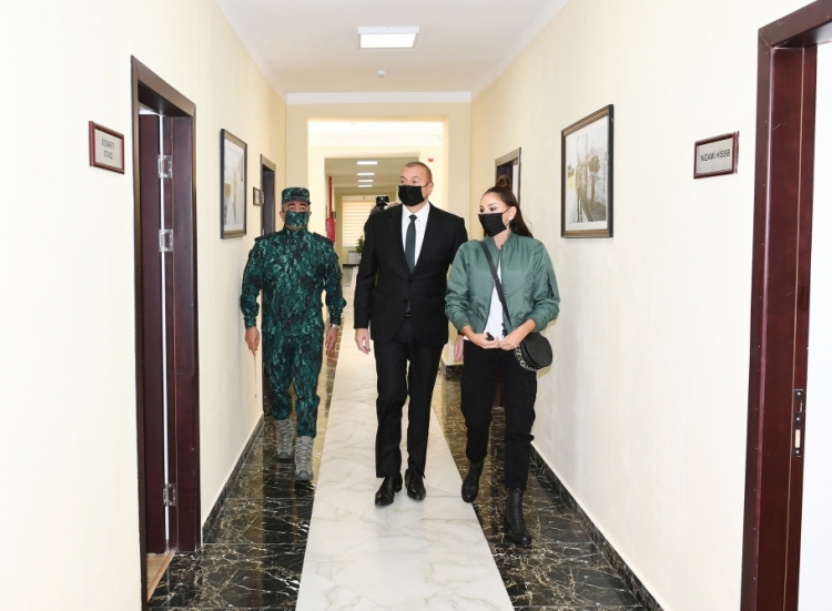 Prezident və xanımı DSX-nin yeni hərbi hissə kompleksinin açılışında -