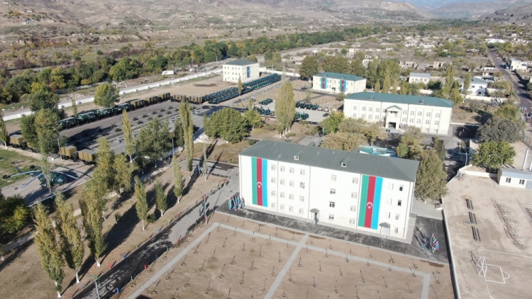Prezident və xanımı DSX-nin yeni hərbi hissə kompleksinin açılışında -