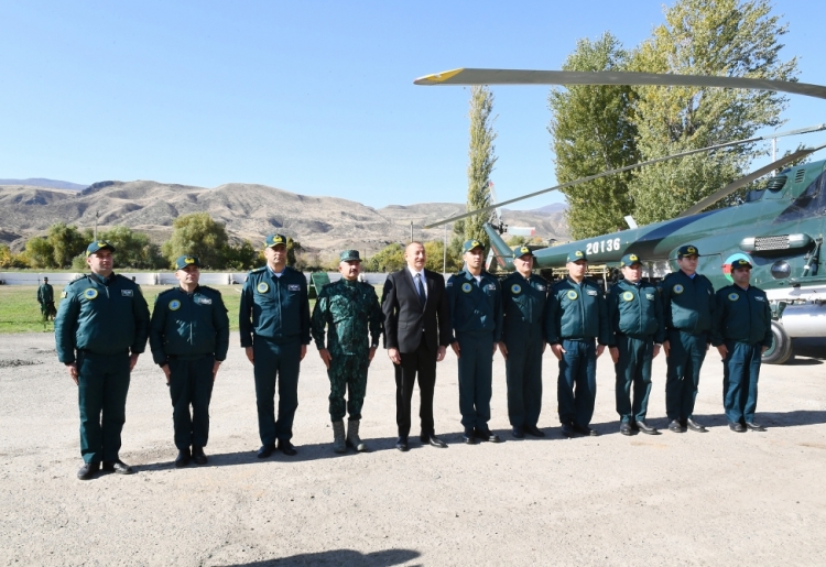 Prezident və xanımı DSX-nin yeni hərbi hissə kompleksinin açılışında -
