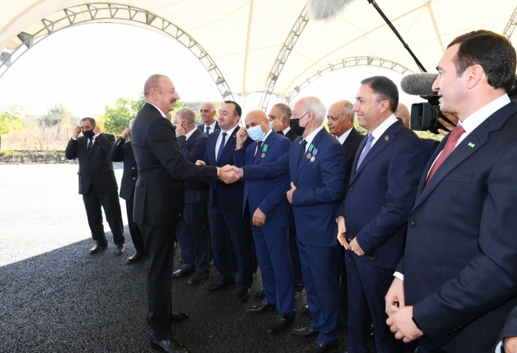Prezidentlə xanımı ictimaiyyət nümayəndələri ilə görüşüb -