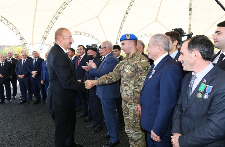 Prezidentlə xanımı ictimaiyyət nümayəndələri ilə görüşüb -