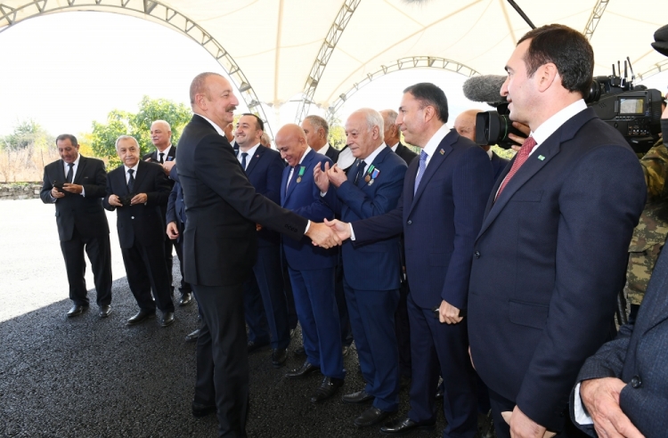 Prezidentlə xanımı ictimaiyyət nümayəndələri ilə görüşüb -