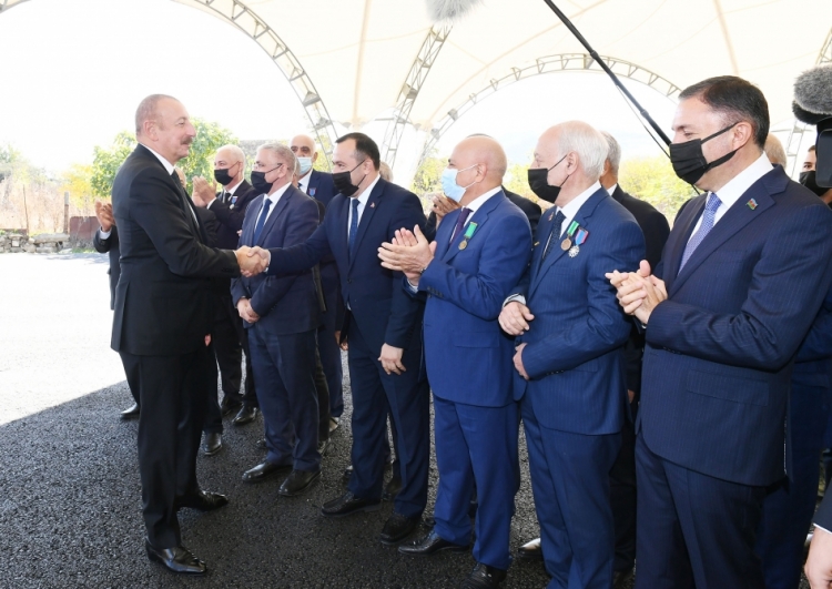 Prezidentlə xanımı ictimaiyyət nümayəndələri ilə görüşüb -