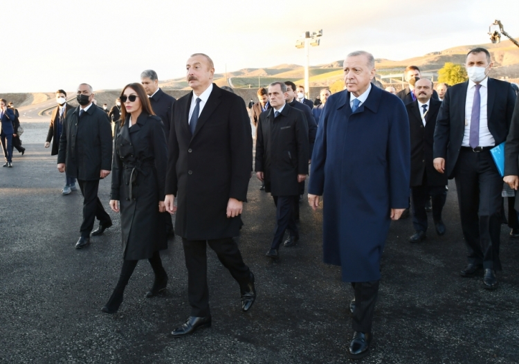 Prezidentlər “Ağıllı kənd” layihəsi çərçivəsində görülən işlərlə tanış olublar -