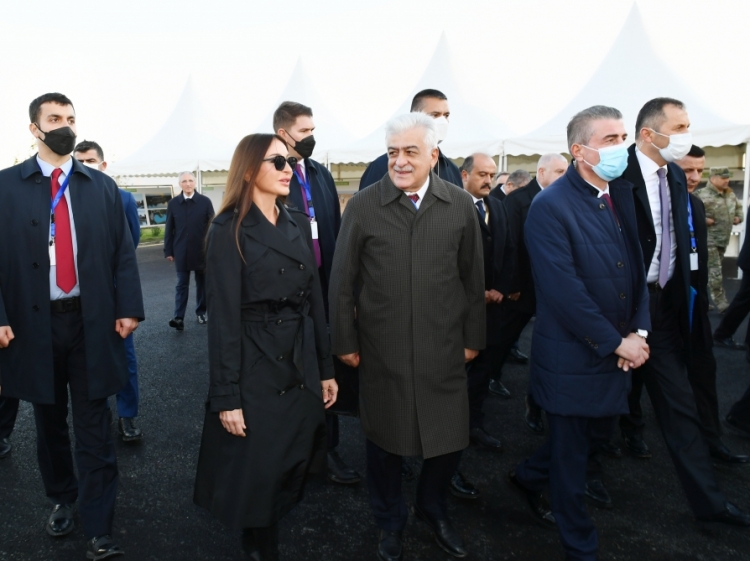 Prezidentlər “Ağıllı kənd” layihəsi çərçivəsində görülən işlərlə tanış olublar -