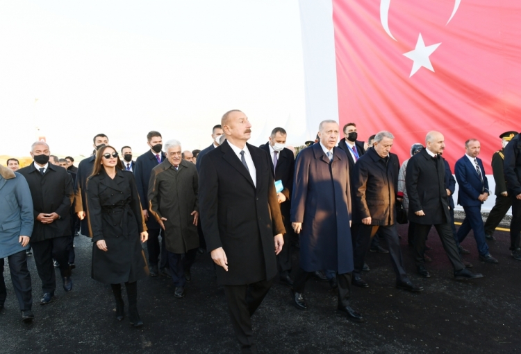 Prezidentlər “Ağıllı kənd” layihəsi çərçivəsində görülən işlərlə tanış olublar -