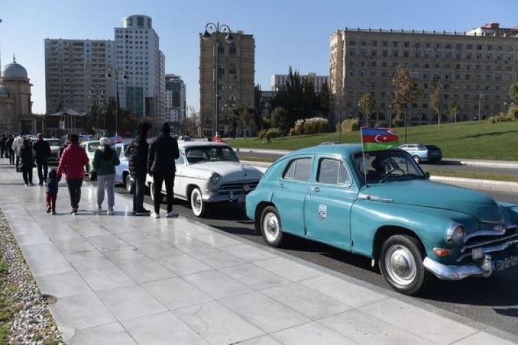 Bakıda klassik avtomobillərin yürüşündən