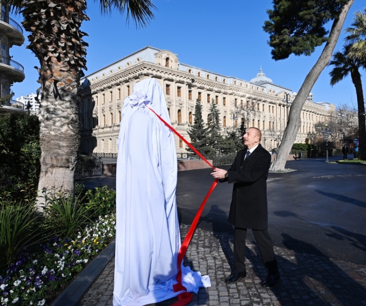 Bakıda Hacı Zeynalabdin Tağıyevin heykəlinin açılışı olub -