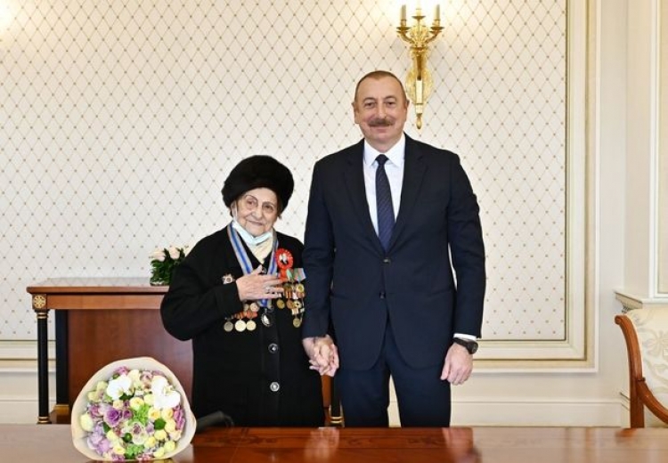İlham Əliyev Fatma Səttarovaya “İstiqlal” ordenini təqdim edib -