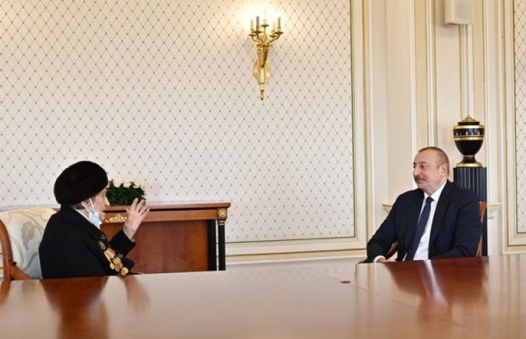 İlham Əliyev Fatma Səttarovaya “İstiqlal” ordenini təqdim edib -