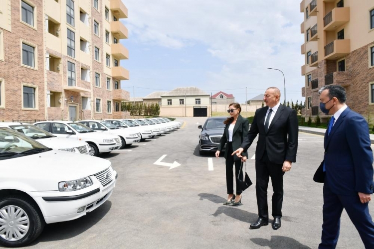 Prezident və xanımı şəhid ailələri və müharibə əlilləri üçün yeni yaşayış kompleksinin açılışında iştirak edib -