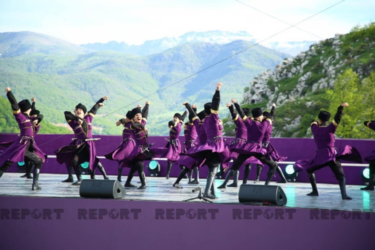 "Xarıbülbül" Beynəlxalq Folklor Festivalı başa çatıb