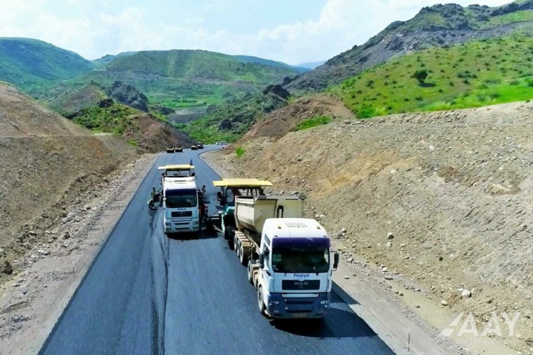 Laçın şəhərindən yan keçən yeni yolun asfaltlanmasına başlanılıb -