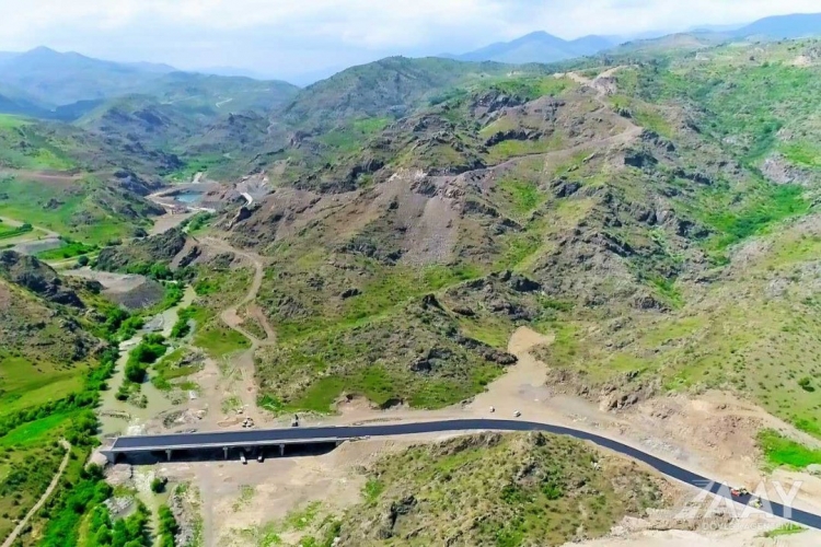 Laçın şəhərindən yan keçən yeni yolun asfaltlanmasına başlanılıb -