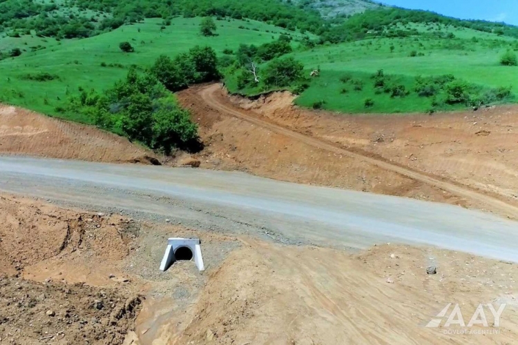 Laçın şəhərindən yan keçən yeni yolun asfaltlanmasına başlanılıb -