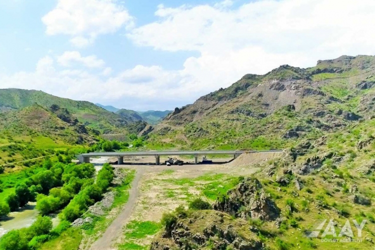 Laçın şəhərindən yan keçən yeni yolun asfaltlanmasına başlanılıb -