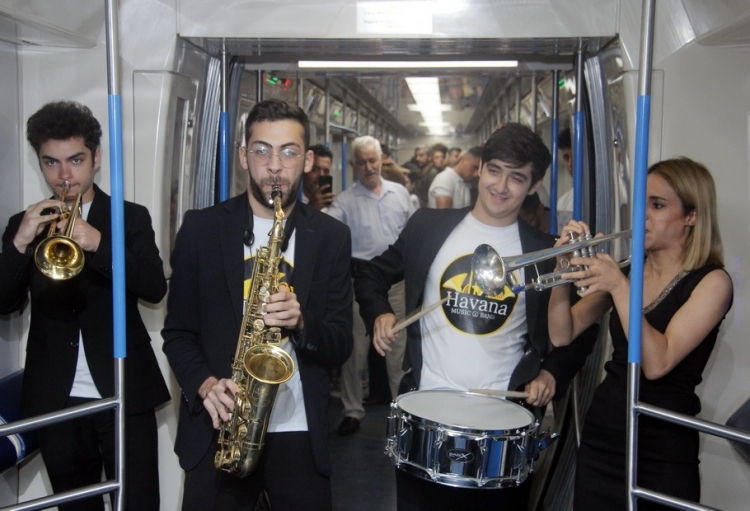 Bakı metrosunda musiqili flaşmob -