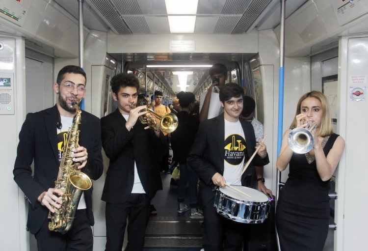 Bakı metrosunda musiqili flaşmob -