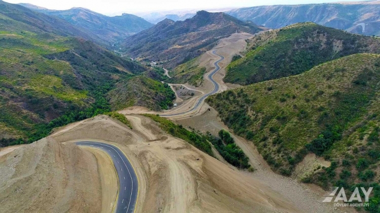 Laçın şəhərinə daxil olmadan yeni avtomobil yolunun tikintisi yekunlaşıb