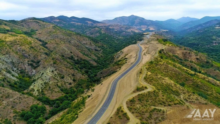 Laçın şəhərinə daxil olmadan yeni avtomobil yolunun tikintisi yekunlaşıb