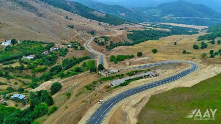 Laçın şəhərinə daxil olmadan yeni avtomobil yolunun tikintisi yekunlaşıb