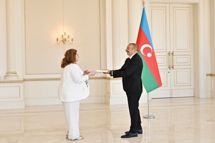Prezident İlham Əliyev yeni səfirlərin etimadnamələrini qəbul edib