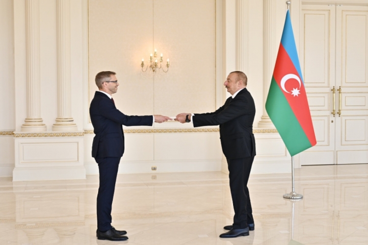 Prezident İlham Əliyev yeni səfirlərin etimadnamələrini qəbul edib