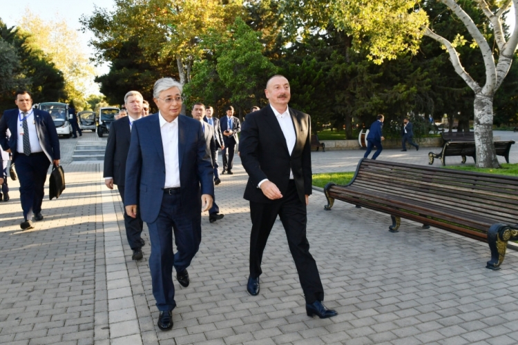 Azərbaycan və Qazaxıstan prezidentləri Dənizkənarı Milli Parkda qurulmuş “Qazax yurtası” ilə tanış olublar -