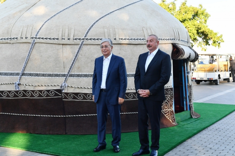 Azərbaycan və Qazaxıstan prezidentləri Dənizkənarı Milli Parkda qurulmuş “Qazax yurtası” ilə tanış olublar -