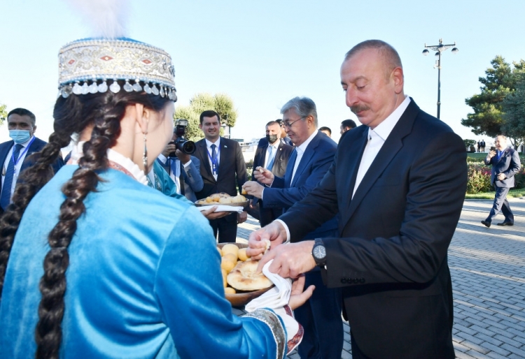 Azərbaycan və Qazaxıstan prezidentləri Dənizkənarı Milli Parkda qurulmuş “Qazax yurtası” ilə tanış olublar -
