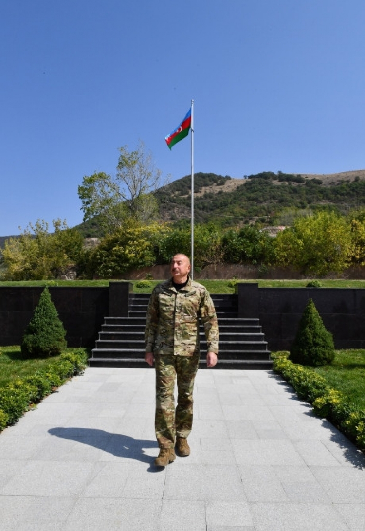 Prezident İlham Əliyev Laçın şəhərində Azərbaycan Bayrağını ucaldıb -