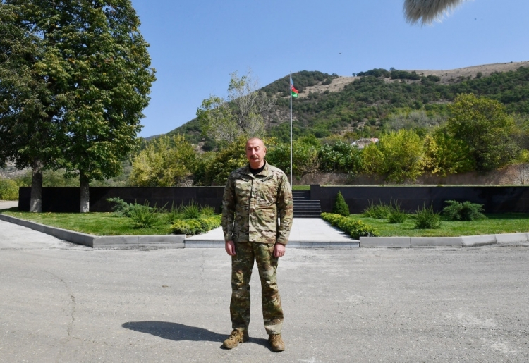 Prezident İlham Əliyev Laçın şəhərində Azərbaycan Bayrağını ucaldıb -