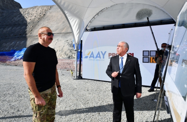 İlham Əliyev Kəlbəcər-Laçın avtomobil yolunda yeni inşa edilən tunellə tanış olub -