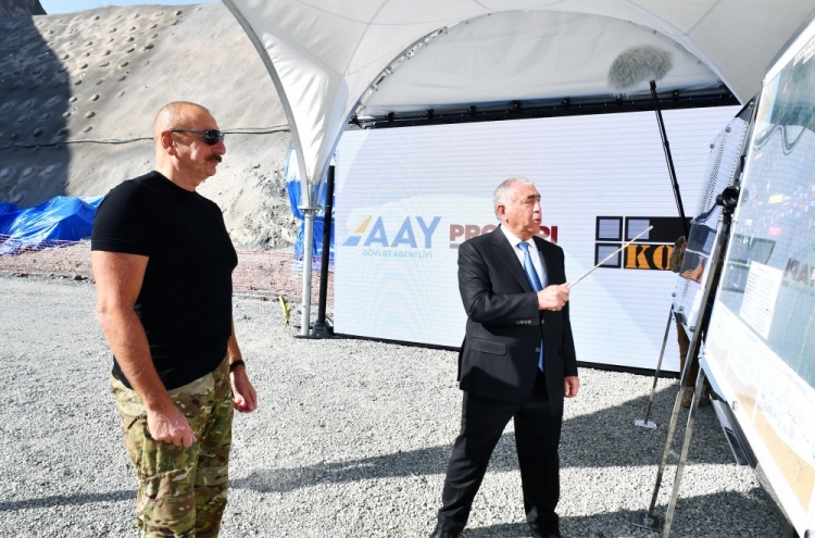 İlham Əliyev Kəlbəcər-Laçın avtomobil yolunda yeni inşa edilən tunellə tanış olub -