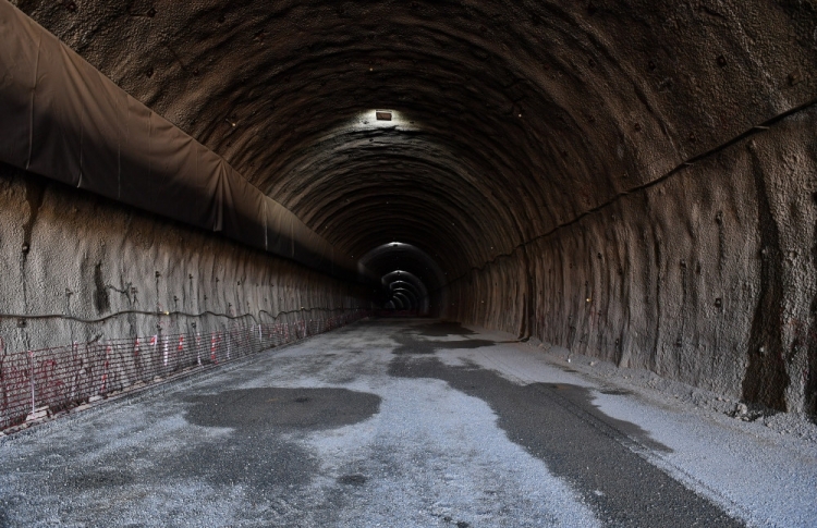 İlham Əliyev Kəlbəcər-Laçın avtomobil yolunda yeni inşa edilən tunellə tanış olub -