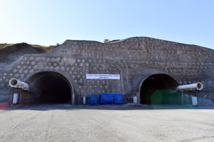 İlham Əliyev Kəlbəcər-Laçın avtomobil yolunda yeni inşa edilən tunellə tanış olub -