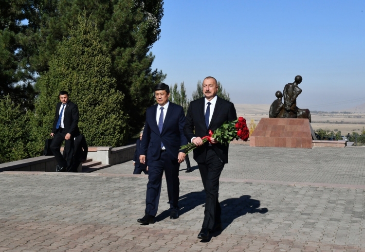 İlham Əliyev Bişkekdə “Ata-Beyit” Milli Tarixi-Memorial Kompleksini ziyarət edib