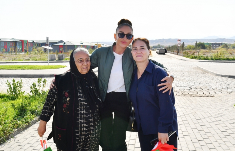Prezident və xanımı Ağalı kənd orta məktəbinin şagird-müəllim kollektivi və sakinlərlə görüşüb -