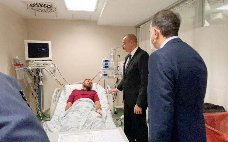 Prezident Binəli Yıldırıma, Şamil Ayrıma və mühafizəçiyə xəstəxanada baş çəkib