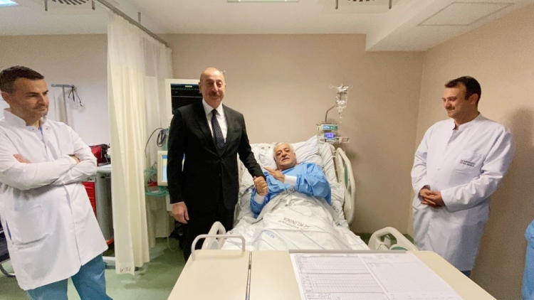 Prezident Binəli Yıldırıma, Şamil Ayrıma və mühafizəçiyə xəstəxanada baş çəkib