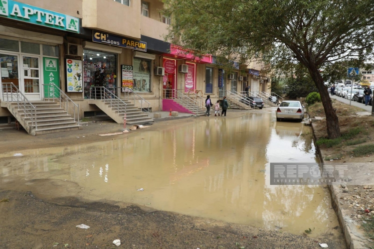 Yasamalda su borusu partlayıb, ətrafı su basıb -