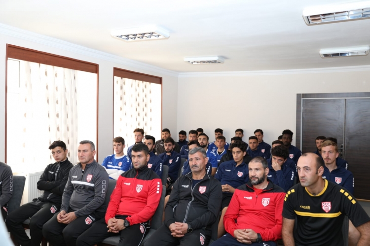 “Araz-Naxçıvan” klubunun heyəti ilə toplantı keçirilib
