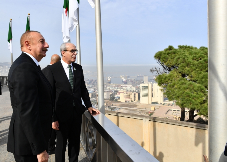 Prezident İlham Əliyev Əlcəzairdə Şəhidlər abidəsini və Milli Mücahidlər Muzeyini ziyarət edib -