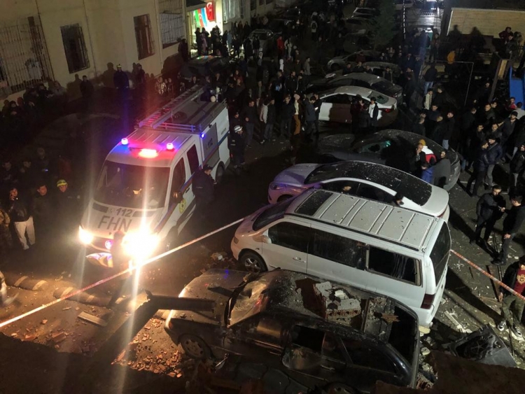 Xırdalanda yaşayış binasında partlayış olub, xəsarət alanlar var -