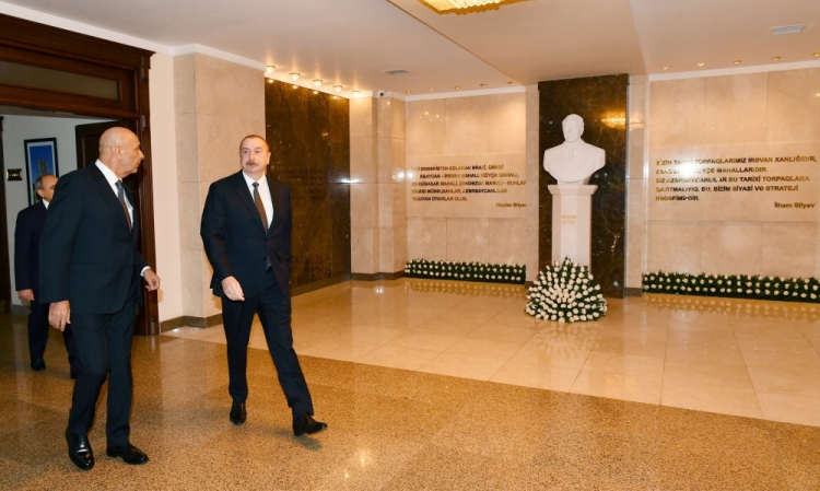 İlham Əliyev Qərbi Azərbaycan İcmasının inzibati binasında yaradılan şəraitlə tanış olub -