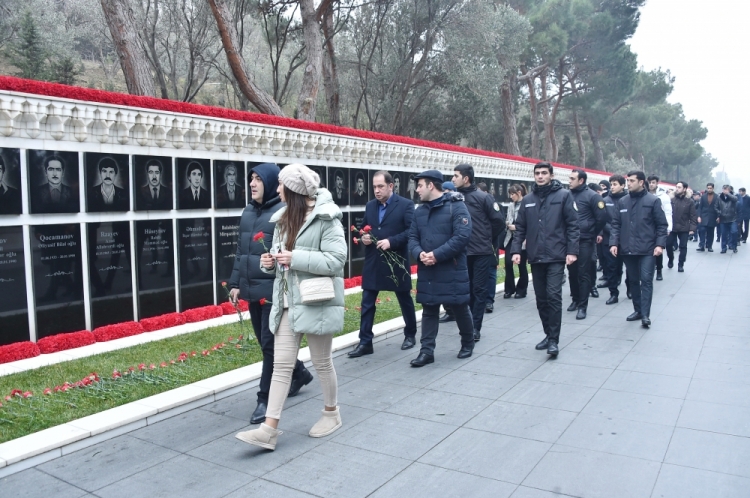 Xalq 20 Yanvar şəhidlərinin xatirəsini anır -