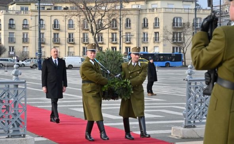 İlham Əliyev Budapeştdə naməlum əsgərin məzarını ziyarət edib